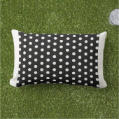 白黒の大水玉模様枕 アウトドアクッション (芝生)
