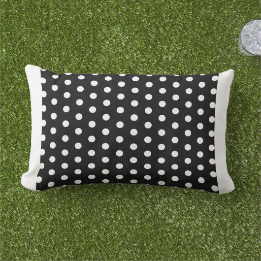 白黒の大水玉模様枕 アウトドアクッション (芝生)