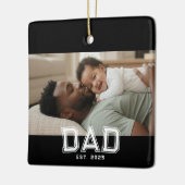 白黒の太字フォト Dad Established セラミックオーナメント (左)