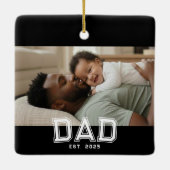白黒の太字フォト Dad Established セラミックオーナメント (裏面)