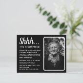 白黒の女性のサプライズ80歳の誕生日写真 インビテーションポストカード (スタンド正面)