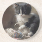 白黒の子猫におもしろいが絡まっている コースター (正面)