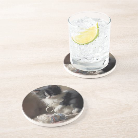 白黒の子猫におもしろいが絡まっている コースター (側面)