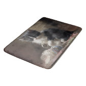 白黒の子猫におもしろいが絡まっている バスマット (アングル)