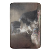 白黒の子猫におもしろいが絡まっている バスマット (正面縦)