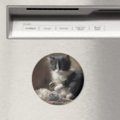 白黒の子猫におもしろいが絡まっている マグネット (インサイチュ (食洗機))