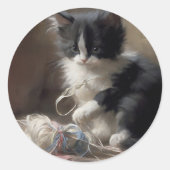 白黒の子猫におもしろいが絡まっている ラウンドシール (正面)