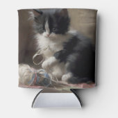 白黒の子猫におもしろいが絡まっている 缶クーラー (正面)