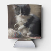 白黒の子猫におもしろいが絡まっている 缶クーラー (裏面)