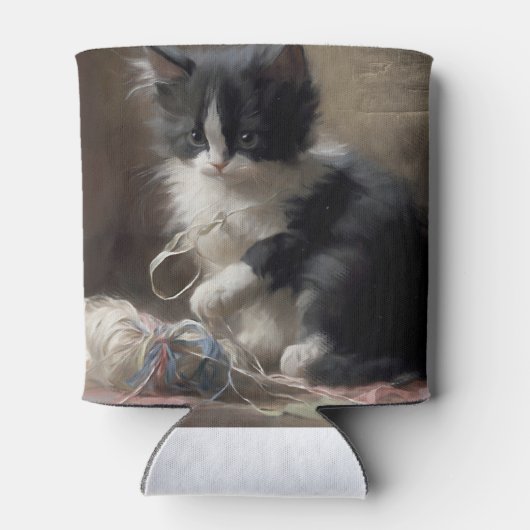 白黒の子猫におもしろいが絡まっている 缶クーラー (裏面)
