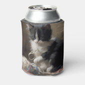 白黒の子猫におもしろいが絡まっている 缶クーラー (缶裏面)