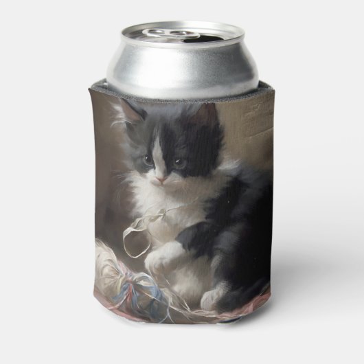 白黒の子猫におもしろいが絡まっている 缶クーラー (缶裏面)