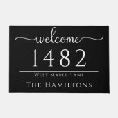 白黒の家族の名前のアドパーソナライズされたレス ドアマット (正面)