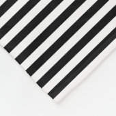 白黒の小さいサイズの横のストライプ フリースブランケット (角)