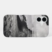 白黒の山の景観写真 iPhone 16ケース (裏面横)