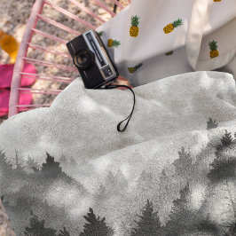 白黒の山林ランドスケープのミニマリスト ビーチタオル