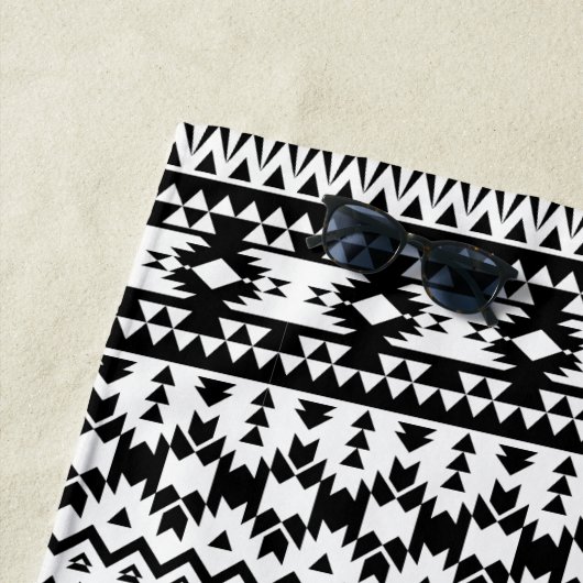 白黒の幾何ベクアステカタパターン ビーチタオル (インサイチュ)