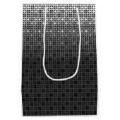 白黒の幾何勾配パターン ミディアムペーパーバッグ (裏面)