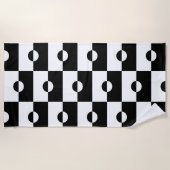 白黒の幾何学円の正方形パターン ビーチタオル (正面)