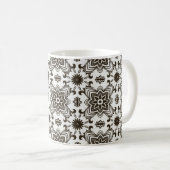 白黒の幾何学模様 コーヒーマグカップ (正面右)