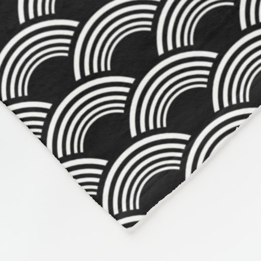 白黒の幾何学模様(青海波) フリースブランケット (角)