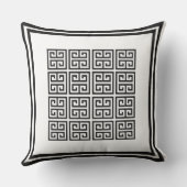 白黒の幾何学的なギリシャ鍵パターン アウトドアクッション (裏面)