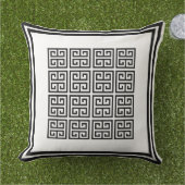 白黒の幾何学的なギリシャ鍵パターン アウトドアクッション (芝生)