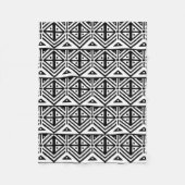 白黒の幾何学的な部族パターン フリースブランケット (正面)