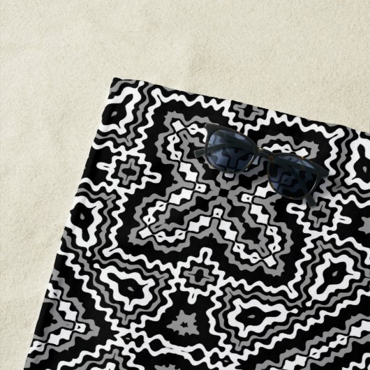 白黒の幾何学的エスニックパターンオーナメント ビーチタオル (インサイチュ)