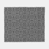 白黒の幾何学的エスニックパターンオーナメント フリースブランケット (正面(横))