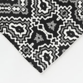 白黒の幾何学的エスニックパターンオーナメント フリースブランケット (角)