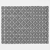 白黒の幾何等号パターン フリースブランケット (正面(横))