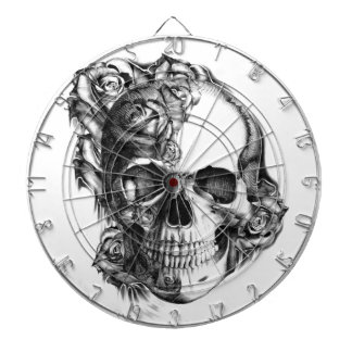 白黒の手描きのばら色のスカル。 ダーツボード