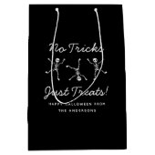 白黒の手書きスケルトンのハロウィーン ミディアムペーパーバッグ (正面)