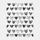 白黒の手書きハート愛 フリースブランケット (正面)