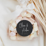 白黒の手書きモダンスクリプ結婚ト ラウンドシール<br><div class="desc">手書きスクリプトモダン結婚式招待状に合わせて設計。柔らかい灰の黒い背景に手書きのスクリプ感じトとクラシックセリフのレタリングを搭載したミニマルなを備えた美しいタイポグラフィベースのデザイン。</div>