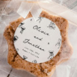 白黒の手書き予測できな結婚の ラウンドシール<br><div class="desc">黒パーソナライズされた白のハンドドロー予測できなドの結婚のクラシック丸いステッカーは、あなたの特別な日に魅力を追加。これらの結婚式用シールは、封筒の封じ飾をしたり、あなたの装飾にtouchを追加すカスタムるのに最適である。時代を超越したステッ結婚カーデザインで、エレガントなウェディングステッカーや結婚式の引き出物ステッカーを作ユニーク成している。あなたの手パーソナライズされたで描かれた予測できな結婚式の引き出物のシールを作成します結婚と結婚、黒と白のイタリアン、または古いお金を描いた。そのために多用途な詳細はアモアブライダルシャワーテーマでもある。</div>