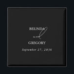 白黒の手書き署名スクリプ結婚ト マグネット<br><div class="desc">白黒エレガントの書道署名書の結婚デザイン。ヴィンテージミニマル台本の書道タイポグラフィをアトラクションの中心に使用するデザイン。上品な白黒の書道の署名デザインは、あらゆるタイプの結婚式に最適。クラシック白黒の結婚式の引き出物デザインで、単純な要素を持つ。一致する結婚式招待状や他の文房具も用意。</div>