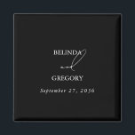 白黒の手書き署名スクリプ結婚ト マグネット<br><div class="desc">白黒エレガントの書道署名書の結婚デザイン。ヴィンテージミニマル台本の書道タイポグラフィをアトラクションの中心に使用するデザイン。上品な白黒の書道の署名デザインは、あらゆるタイプの結婚式に最適。クラシック白黒の結婚式の引き出物デザインで、単純な要素を持つ。一致する結婚式招待状や他の文房具も用意。</div>