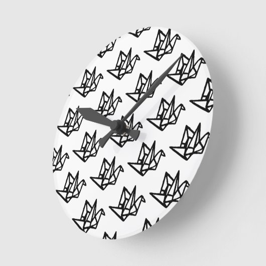 白黒の折り紙クレーンリノカット ラウンド壁時計 (傾斜)