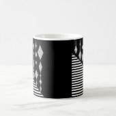 白黒の抽象的幾何学模様 シンプル スキャン コーヒーマグカップ (中央)