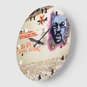 白黒の数字を使ったリスボングラフティアート ラージ壁時計 (傾斜)