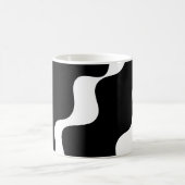 白黒の斜め波パターン コーヒーマグカップ (中央)