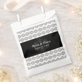 白黒の書道ヴィンテージダマスコウェディング フェイバーバッグ (クリップ留めされた状態)