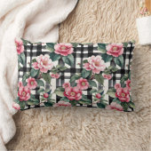 白黒の格子模様の上にピンクのカメリアストライプス ランバークッション (ブランケット)