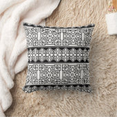 白黒の模様の入った複雑な枕 クッション (ブランケット)