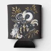 白黒の歌いヤギのインクイラストレーション 缶クーラー (裏面)