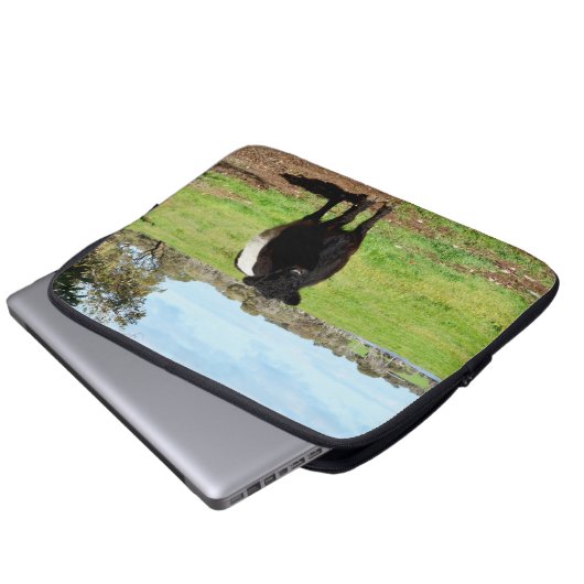 白黒の毛織りの海綿毛のゲロウェイ牛 ラップトップスリーブ (正面下部)