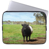 白黒の毛織りの海綿毛のゲロウェイ牛 ラップトップスリーブ (正面)