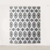 白黒の民族イカットの幾何学的パターン タペストリー (正面)